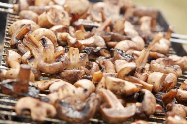 Izgarada lezzetli kızarmış mantarlar.
