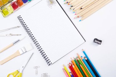 Beyaz arka planda okul malzemeleri