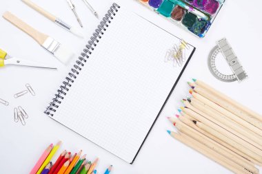 Beyaz arka planda okul malzemeleri