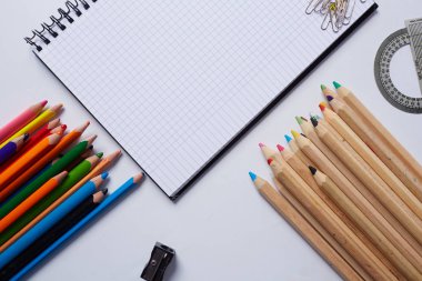 Beyaz arka planda okul malzemeleri