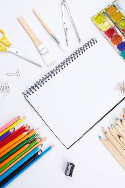 Beyaz arka planda okul malzemeleri