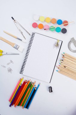 Beyaz arka planda okul malzemeleri