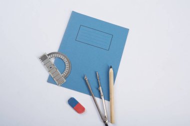 Beyaz arka planda okul malzemeleri