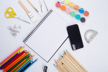 Beyaz arka planda okul malzemeleri
