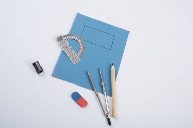 Beyaz arka planda okul malzemeleri