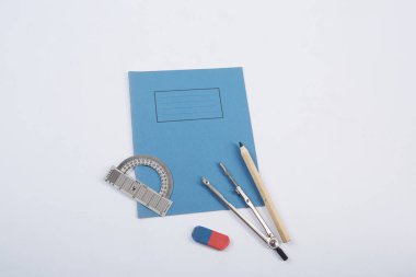 Beyaz arka planda okul malzemeleri