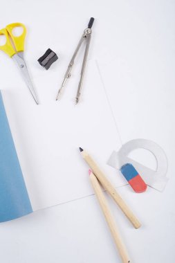 Beyaz arka planda okul malzemeleri