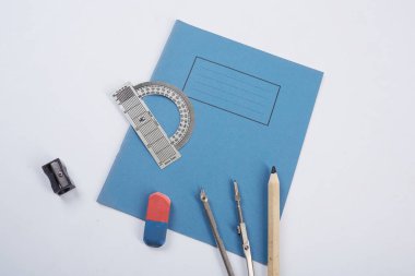 Beyaz arka planda okul malzemeleri