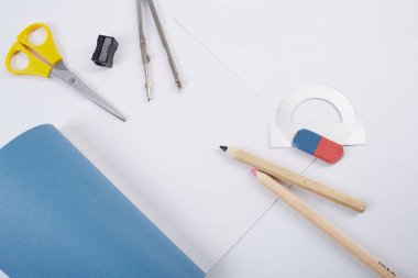 Beyaz arka planda okul malzemeleri