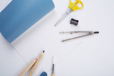 Beyaz arka planda okul malzemeleri