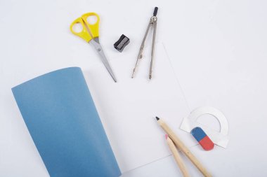 Beyaz arka planda okul malzemeleri