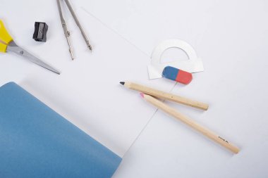 Beyaz arka planda okul malzemeleri