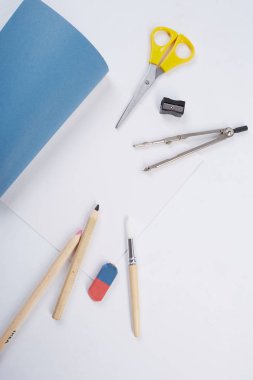Beyaz arka planda okul malzemeleri