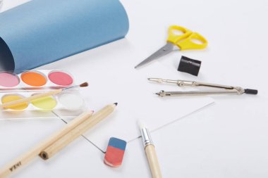 Beyaz arka planda okul malzemeleri