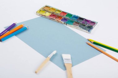 Beyaz arka planda okul malzemeleri