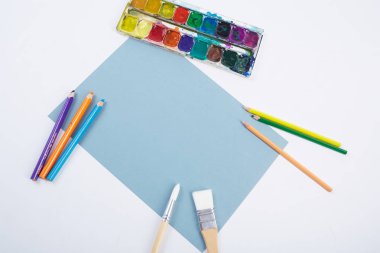 Beyaz arka planda okul malzemeleri