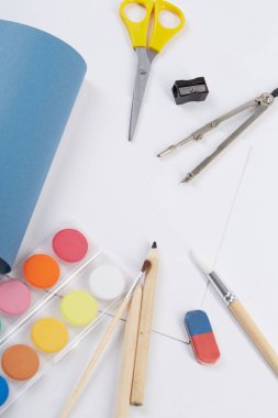 Beyaz arka planda okul malzemeleri