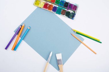 Beyaz arka planda okul malzemeleri