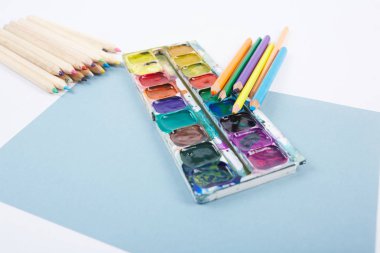 Beyaz arka planda okul malzemeleri