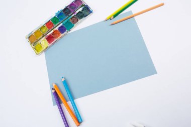 Beyaz arka planda okul malzemeleri