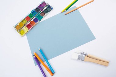 Beyaz arka planda okul malzemeleri