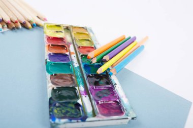 Beyaz arka planda okul malzemeleri