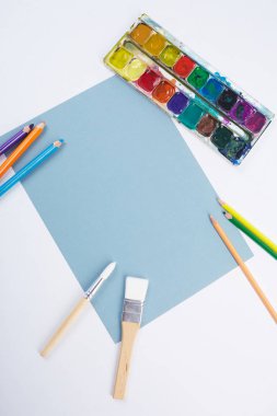 Beyaz arka planda okul malzemeleri