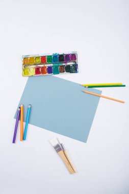 Beyaz arka planda okul malzemeleri