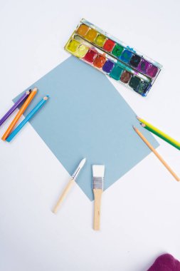 Beyaz arka planda okul malzemeleri