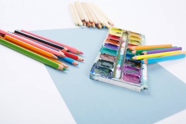 Beyaz arka planda okul malzemeleri