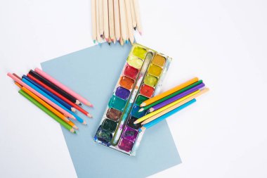 Beyaz arka planda okul malzemeleri