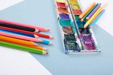 Beyaz arka planda okul malzemeleri