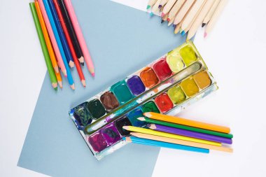 Beyaz arka planda okul malzemeleri