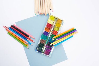 Beyaz arka planda okul malzemeleri