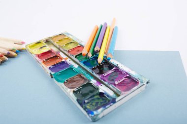 Beyaz arka planda okul malzemeleri