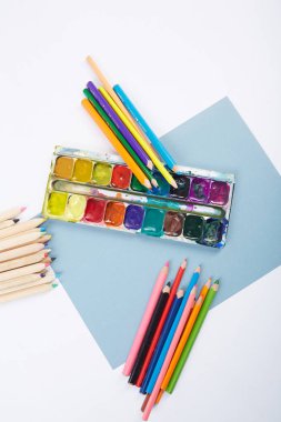 Beyaz arka planda okul malzemeleri