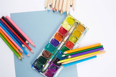 Beyaz arka planda okul malzemeleri