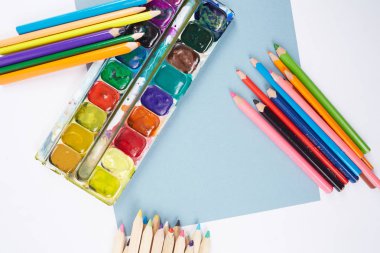 Beyaz arka planda okul malzemeleri