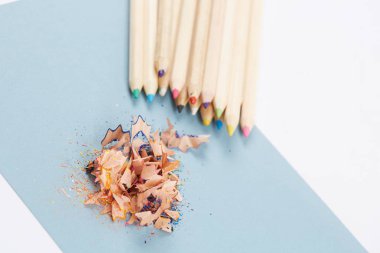 renkli kalemler keskinleştirme