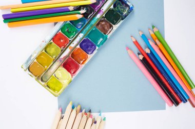 Beyaz arka planda okul malzemeleri