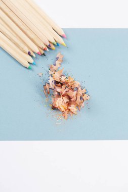 renkli kalemler keskinleştirme