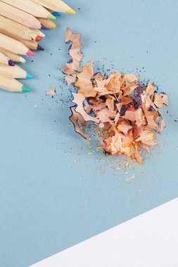 renkli kalemler keskinleştirme