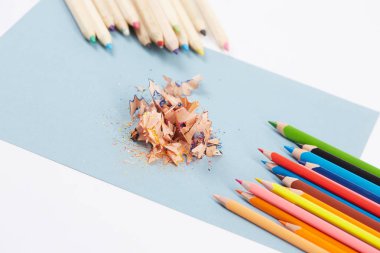 renkli kalemler keskinleştirme