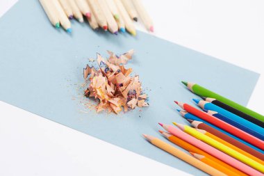 renkli kalemler keskinleştirme