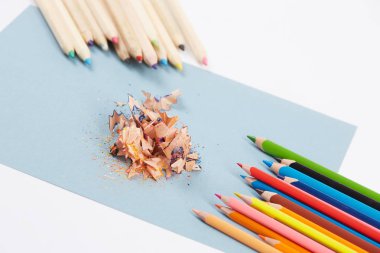 renkli kalemler keskinleştirme