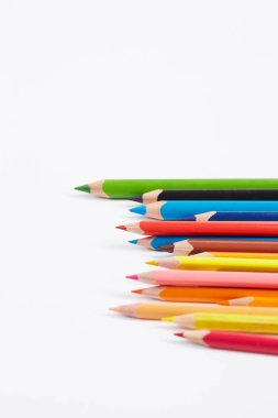 Beyaz arkaplanda renkli kalemler