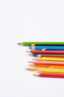 Beyaz arkaplanda renkli kalemler