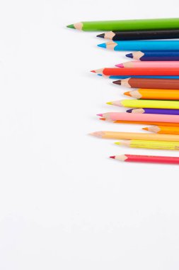 Beyaz arkaplanda renkli kalemler