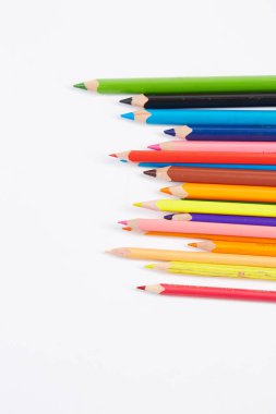 Beyaz arkaplanda renkli kalemler
