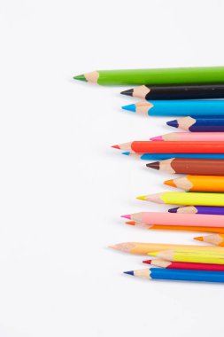 Beyaz arkaplanda renkli kalemler